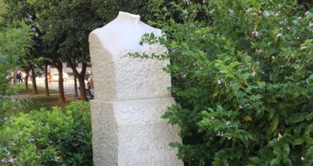 Άγνωστοι βανδάλισαν προτομή έξω από το πνευματικό κέντρο του δήμου Αθηναίων