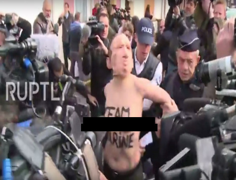 Γαλλία: Γυμνόστηθη διαμαρτυρία των FEMEN κατά της Μαρίν Λε Πεν με μάσκες του Βλ. Πούτιν (βίντεο)