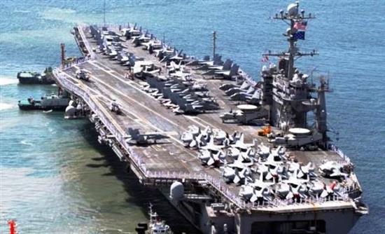 Αμερικανικό αεροπλανοφόρο και ιαπωνικά αντιτορπιλικά στην κορεατική χερσόνησο