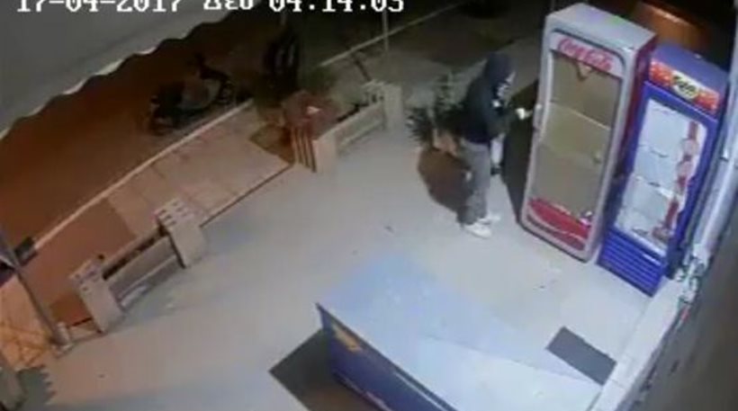 Κάμερα κατέγραψε δύο ληστές που επιχείρησαν να «ξαφρίσουν» μίνι μάρκετ χωρίς επιτυχία (βίντεο)