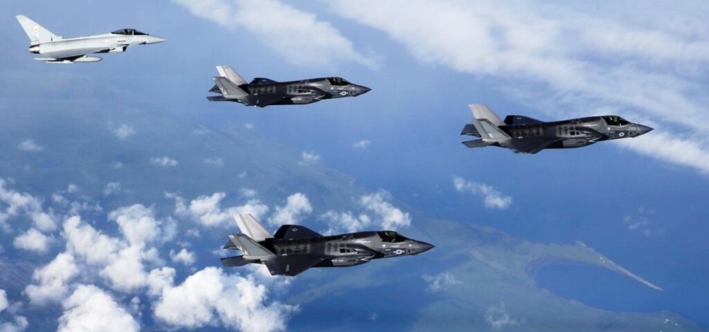 F-35A σε απόσταση 200 χλμ. από τα ρωσικά σύνορα – Τα πρώτα αεροσκάφη προσγειώθηκαν σήμερα στην Εσθονία (βίντεο)