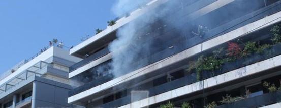 Μεγάλη φωτιά σε διαμέρισμα στην Λεωφόρο Αλεξάνδρας – Μια γυναίκα νεκρή (φωτό)