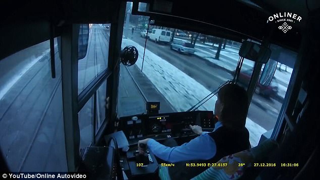 Η στιγμή που γυναίκα οδηγός τραμ παρασύρει αυτοκίνητο – Η αντίδρασή της «έκλεψε» τις … εντυπώσεις (βίντεο)