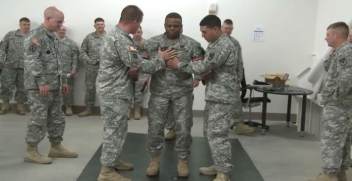 Ετσι… «καλωσορίζουν» τους Νεοσύλλεκτους στο στρατό της Αλάσκας (βίντεο)