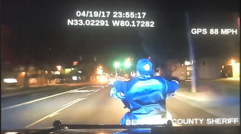 Βίντεο με τη θανατηφόρα κίνηση αστυνομικού να ρίξει κάτω μοτοσικλετιστή κατά τη διάρκεια καταδίωξης στις ΗΠΑ