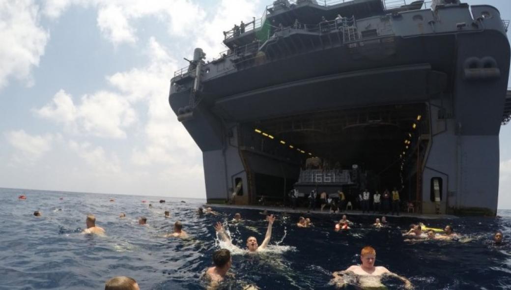 21 φωτογραφίες που δείχνουν τι κάνουν στον ωκεανό… για διασκέδαση οι ναύτες στο Αμερικανικό ναυτικό!