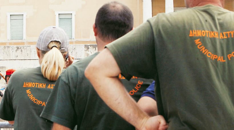 Ελασσόνα: Δημοτικός αστυνομικός ξυλοκόπησε συνάδελφό του γιατί του έκοψε κλήση