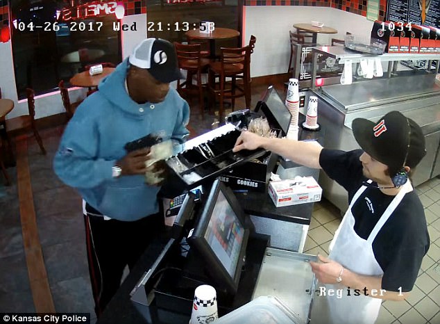 Η επική αντίδραση ενός υπαλλήλου φαστφουντάδικου σε ένοπλη ληστεία (βίντεο)