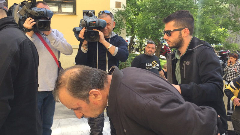 Συγκλονιστικές μαρτυρίες για το έγκλημα στην Αγία Βαρβάρα: «Μου είπε ότι του πήραν το παιδί σαν να ήταν κινητό» (βίντεο)