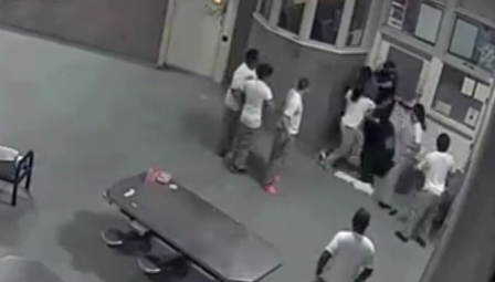 Άγριο ξύλο μεταξύ φυλακισμένων – δεσμοφυλάκων στο Σικάγο! (βίντεο)