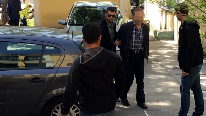 Ενώπιον εισαγγελέα οδηγήθηκε ο 61χρονος που ομολόγησε πως έπνιξε την 6χρονη κόρη του (φωτό)