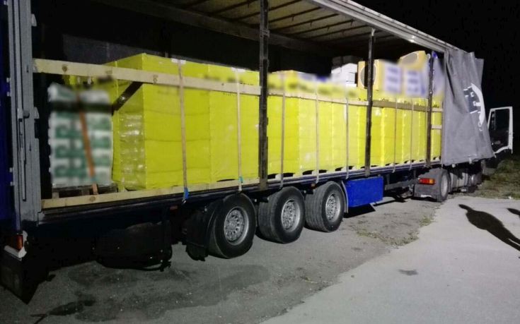 Θεσσαλονίκη: 100.000 λαθραία πακέτα τσιγάρων μέσα σε τούβλα (φωτό)