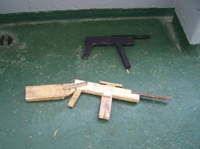 Όταν δεν θες να ξοδέψεις χρήματα για την προστασία του πλοίου από τους πειρατές… (φωτό)