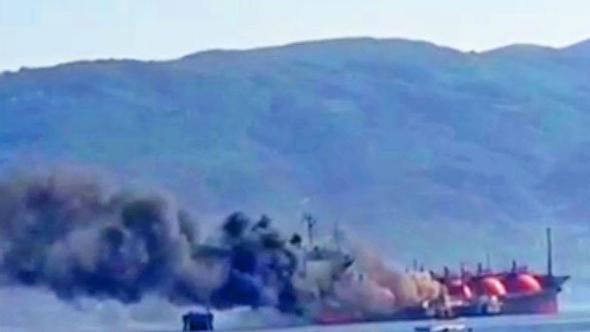 Βίντεο: Η στιγμή που τάνκερ παραδίδεται στις φλόγες στη θάλασσα του Μαρμαρά (φωτό, βίντεο)