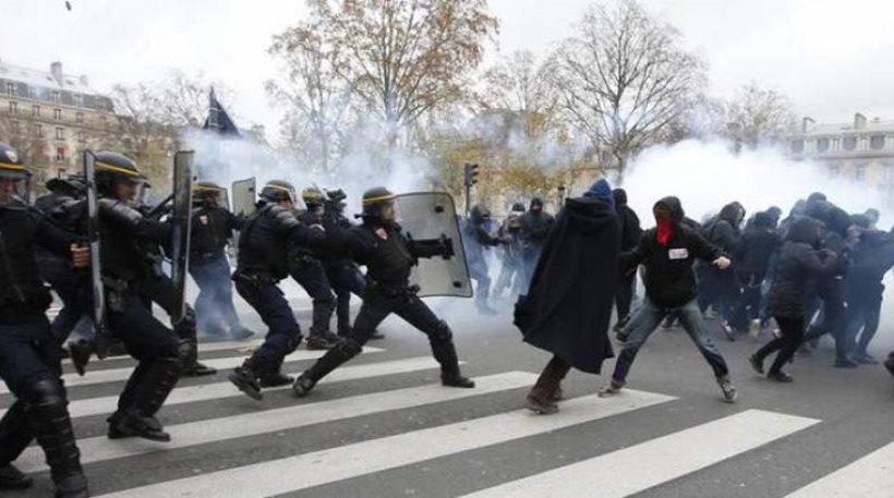 Δύο αστυνομικοί τραυματίστηκαν σε συγκρούσεις με διαδηλωτές