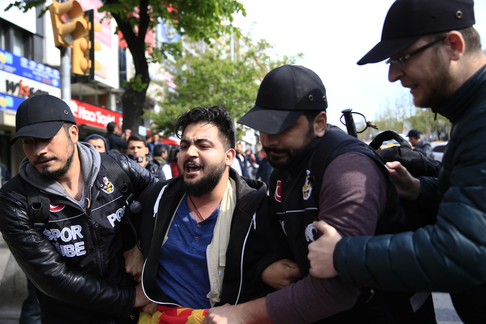 Επεισοδιακή η γιορτή της Πρωτομαγιάς για τους διαδηλωτές στο κέντρο της Κωνσταντινούπολης (φωτό)