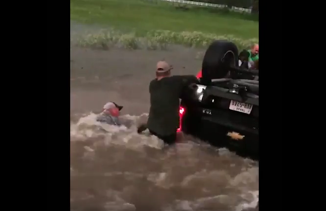 ΗΠΑ: Έσωσαν δύο μωρά από ΙΧ που ανατράπηκε σε ρέμα (βίντεο)
