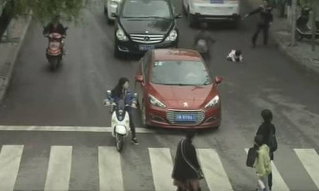 Πώς σώθηκε κοριτσάκι πάνω από το οποίο πέρασαν δύο αυτοκίνητα – Σοκαριστικό βίντεο