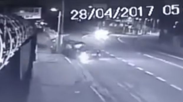 Πήγαν για κόντρες και τους έβγαλε νοκ-άουτ ένας … στύλος! (βίντεο)