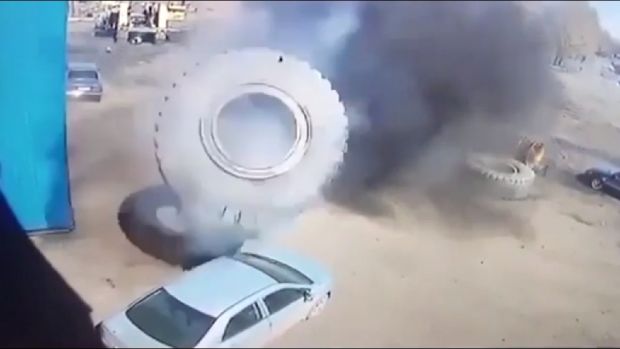 Η στιγμή που λάστιχο τριών τόνων εκτοξεύεται και λιώνει Corolla! (βίντεο)