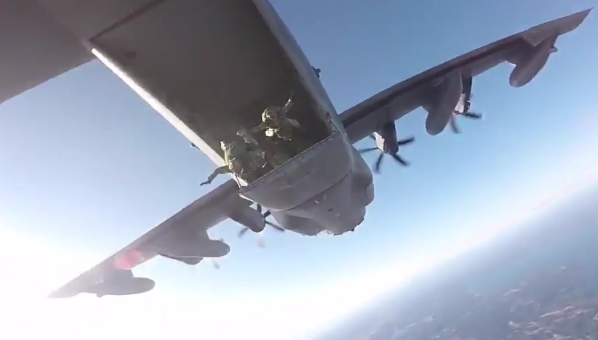 Αδρεναλίνη στο «κόκκινο»: Ελεύθερη πτώση από MC-130J Commando II στη Σουηδία! (βίντεο)