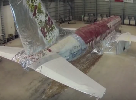 Δείτε πώς βάφεται και ξεβάφεται ένα αεροπλάνο! (βίντεο)