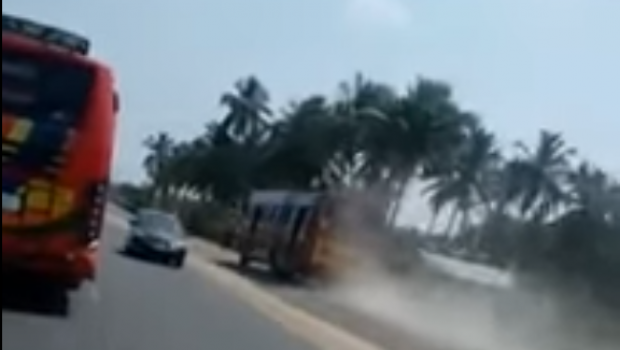 Βίντεο: Τρελή κόντρα … λεωφορείων σε δρόμο της Ινδίας