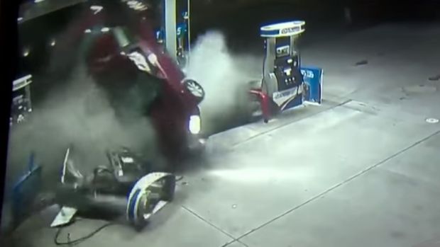 Τυχερός μέσα στην ατυχία του! 68χρονος πέφτει με το ΙΧ του σε αντλία βενζινάδικου χωρίς να γίνει έκρηξη (βίντεο)