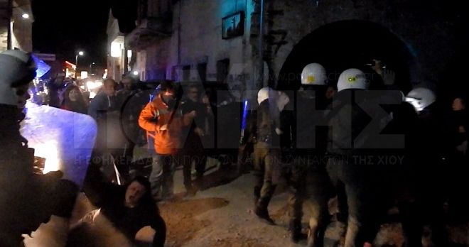 Χίος: Εκτεταμένα επεισόδια μεταξύ Σύρων και Αφγανών   στο κέντρο της πόλης με τραυματίες