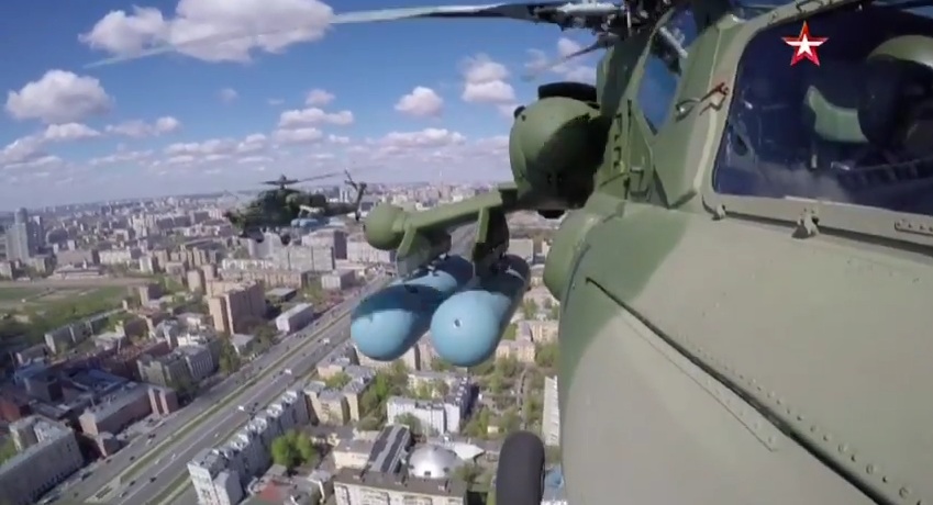 Μαχητικά Su-27 και επιθετικά ελικόπτερα Mi-28N “Night Hunter” πέταξαν   πάνω από το Κρεμλίνο (βίντεο)