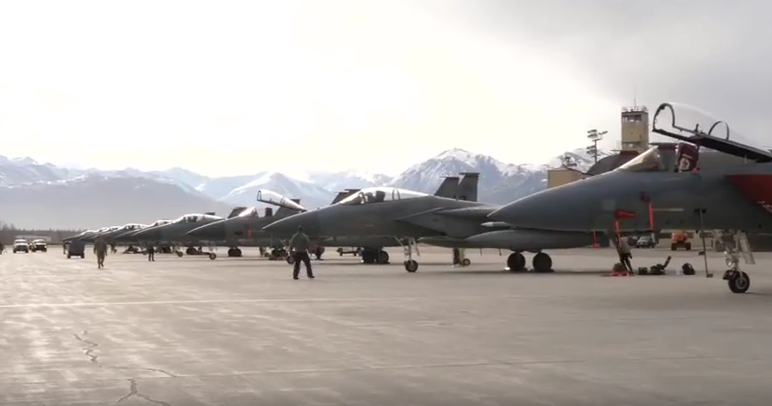 Ο στρατός των ΗΠΑ σε επίδειξη ισχύος με F-15! (βίντεο)