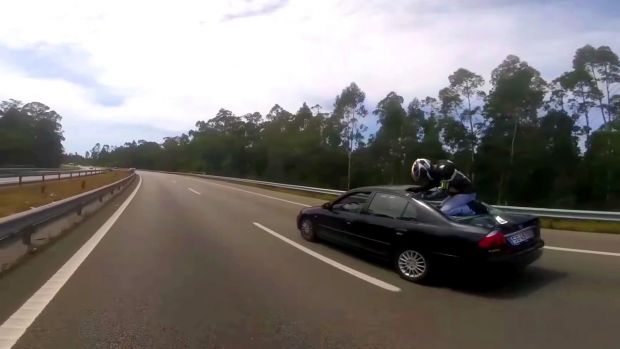 Η στιγμή που μοτοσικλετιστής πηδά πάνω σε αυτοκίνητο και … (βίντεο)