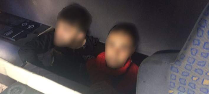 Συνελήφθησαν 17 άτομα για διακίνηση μεταναστών – Τους έβαζαν μέσα σε ντεπόζιτα φορτηγών! (φωτό)