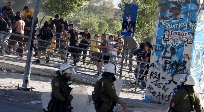 Στιγμές παράνοιας στο Πανθεσσαλικό: Οι οπαδοί των ομάδων πλακώθηκαν στο ξύλο και στην συνέχεια αγκαλιάστηκαν