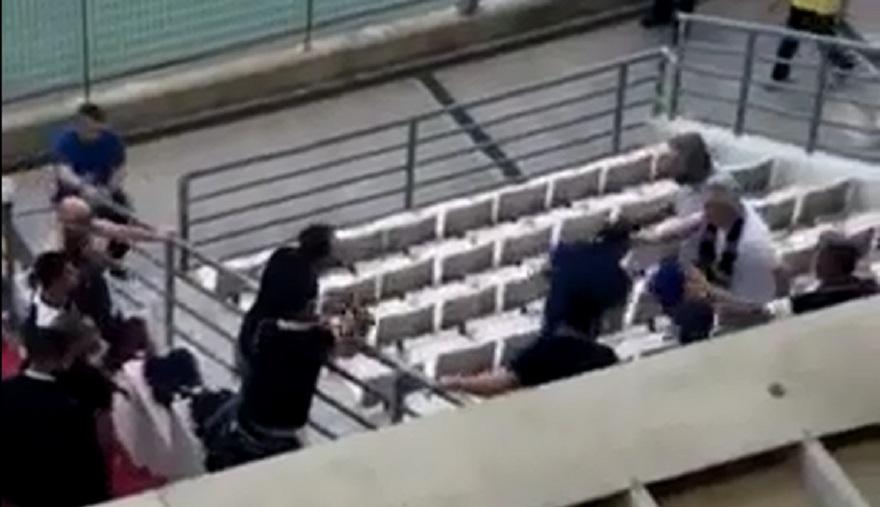 Σοκαριστικό βίντεο: Το άγριο ξύλο στα επίσημα του γηπέδου!