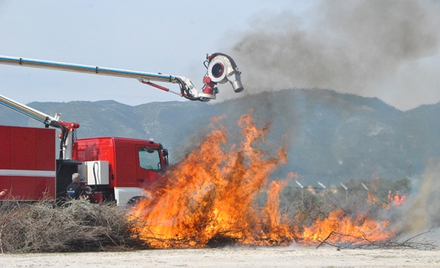 Το σύστημα «Τυφώνας» για την κατάσβεση της μεγάλης πυρκαγιάς στις Μαριές Ζακύνθου (βίντεο)