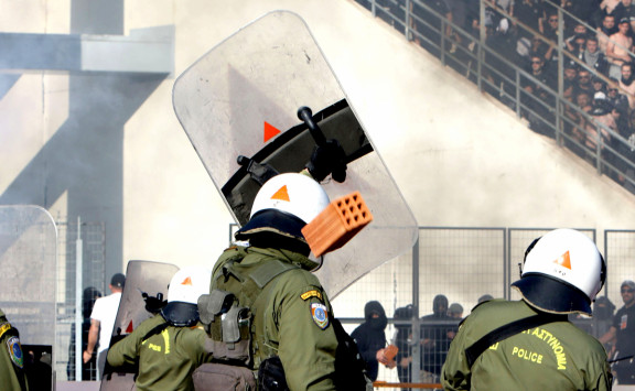 Τελικός Κυπέλλου: Εικόνες ντροπής- Πέταξαν τούβλο σε αστυνομικό (φωτό)