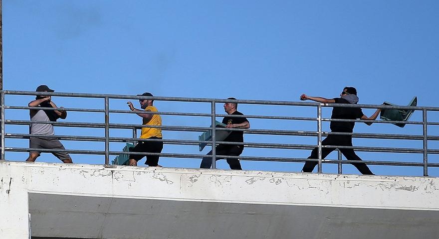 Μόνο στην Ελλάδα αυτά: Έπαιζαν ξύλο… πάνω από τους αστυνομικούς! (φωτό)