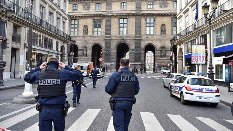 ΕΚΤΑΚΤΟ: Εκκενώνεται το προαύλιο του Λούβρου λόγω πιθανής τρομοκρατικής απειλής – Δείτε ζωντανή εικόνα (upd)