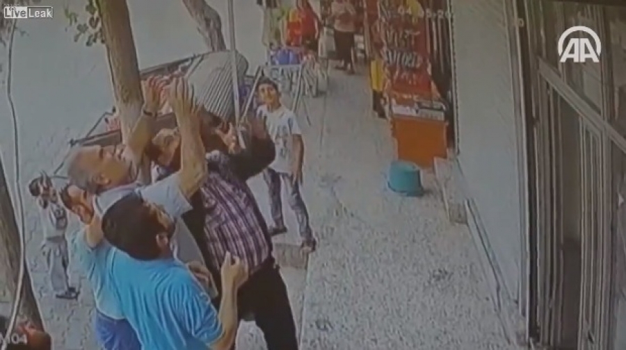 Τουρκία: Η στιγμή που περαστικοί πιάνουν στον αέρα δίχρονο κοριτσάκι που έπεσε από μπαλκόνι (βίντεο)