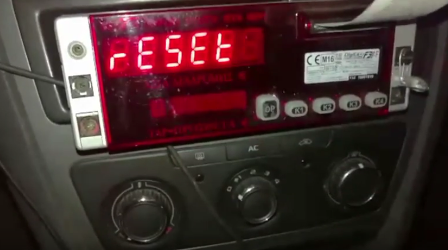 Η ΕΛ.ΑΣ. προειδοποιεί: Έτσι πειράζουν τα ταξίμετρα οι οδηγοί ταξί (βίντεο)