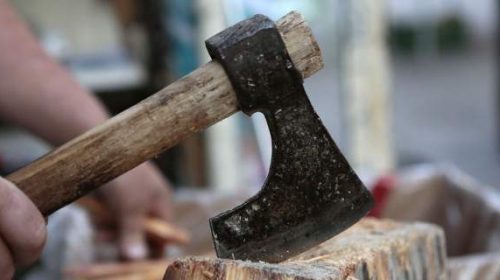 Άγριο έγκλημα στα Χανιά: Τον σκότωσε με τσεκούρι και τον έδεσε σε δέντρο (upd)