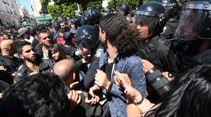 Επεισόδια στην Τυνησία – Αυτοπυρπολήθηκε πλανόδιος πωλητής φρούτων