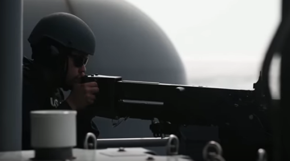 Οπλισμένο LHA6 ισοπεδώνει ταχύπλοο επιθετικό σκάφος (βίντεο)