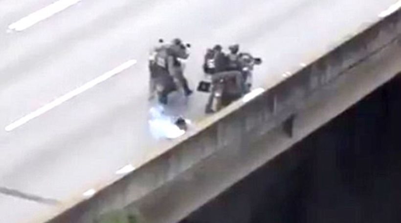 Βίντεο σοκ: Διαδηλωτής στη Βενεζουέλα πέφτει νεκρός από δακρυγόνο αστυνομικών