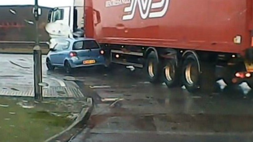 Ανατριχιαστικό! Η στιγμή που νταλίκα … λιώνει αυτοκίνητο (βίντεο)