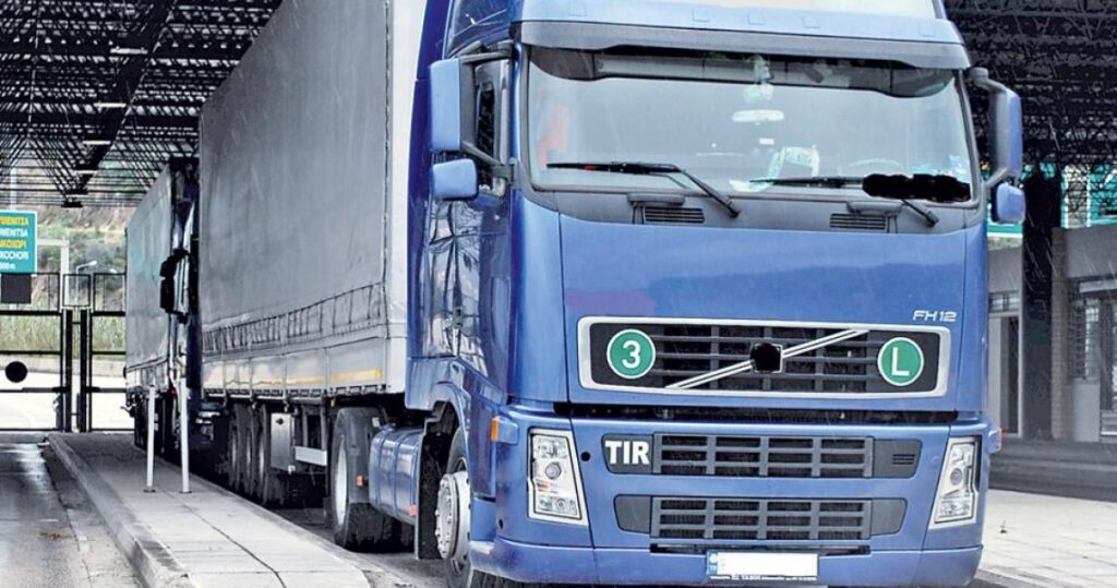 Μια νταλίκα μετέφερε κλεμμένα οχήματα από την Ιταλία