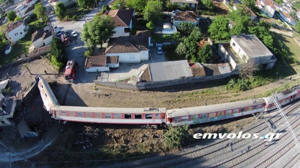 Εναέρια πλάνα από το σημείο όπου εκτροχιάστηκε το τρένο στο Άδενδρο Θεσσαλονίκης (βίντεο)