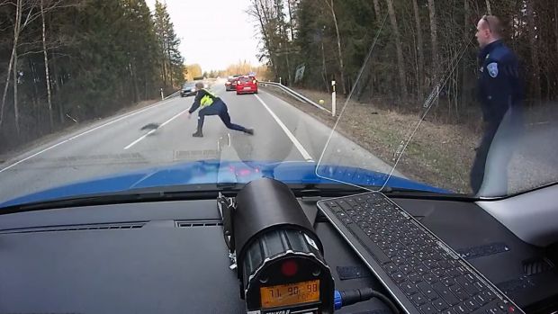 Εσθονία: Ο … «καουμπόη» αστυνομικός που σταματά μεθυσμένο οδηγό! (βίντεο)