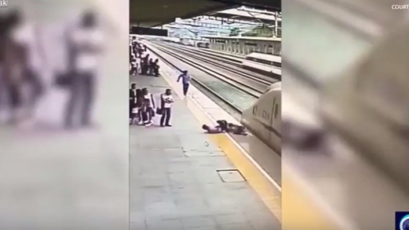 Κίνα: Η στιγμή που υπάλληλος προλαβαίνει γυναίκα που ήθελε να αυτοκτονήσει (βίντεο)